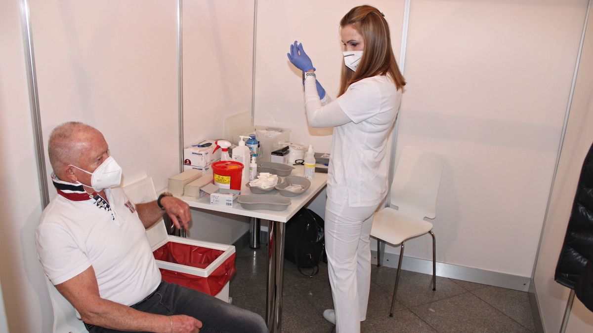 Jednu dávku vakcíny proti covidu má v Česku milion lidí